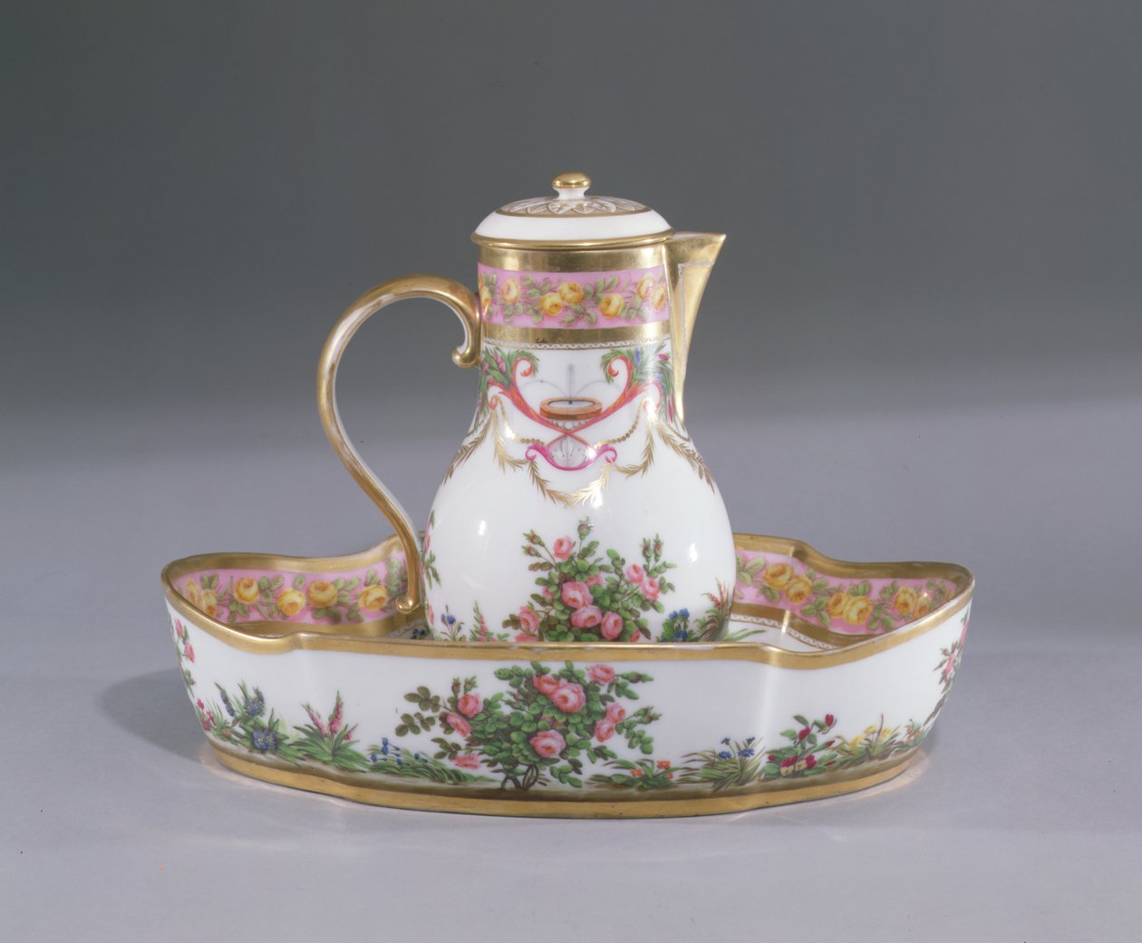 Jarro e bacia, feitos em Paris (porcelana) de French School