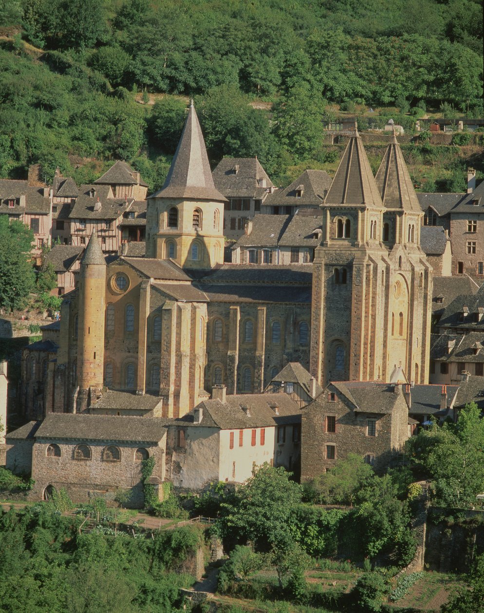 Vista exterior, iniciada pelo abade Odolric em c.1050 de French School