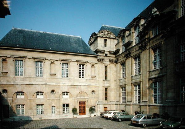 Vista exterior do Hotel Lamoignon, construído em 1584 de French School