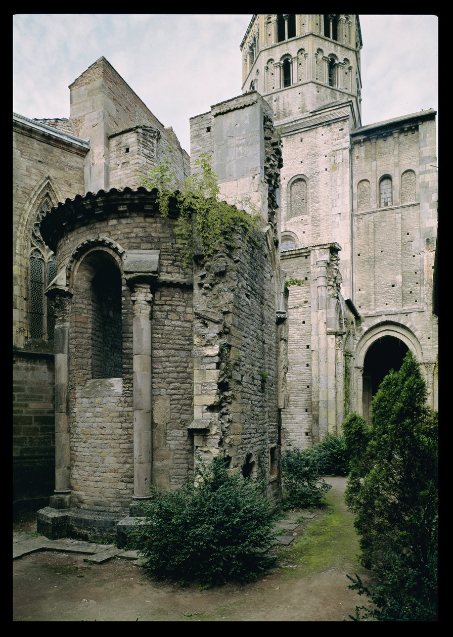 Vista exterior do apsidiole da Igreja da Abadia, 1088-1130 de French School