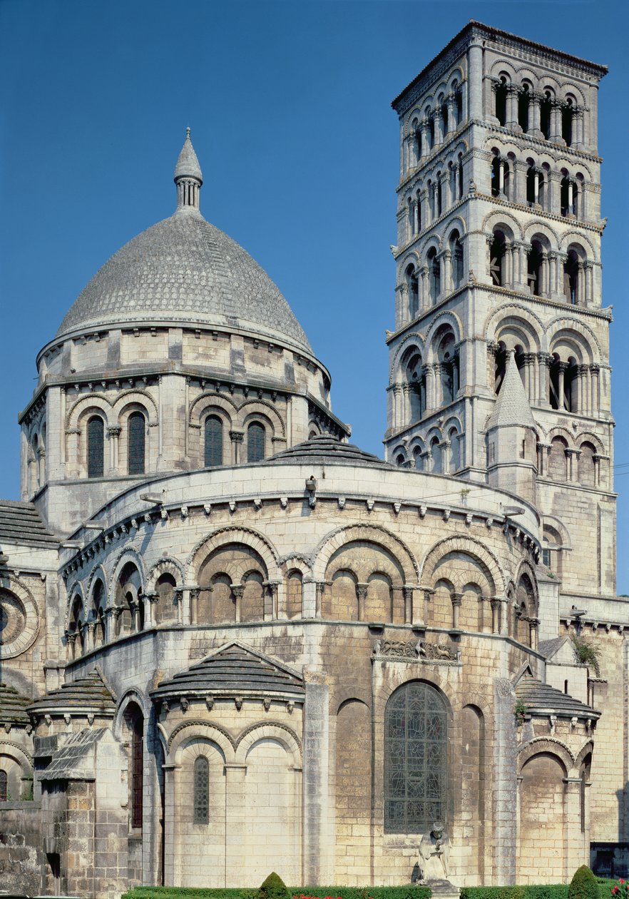 Vista exterior da cabeceira com as capelas absidianas e o campanário, construído c.1125-1135 de French School