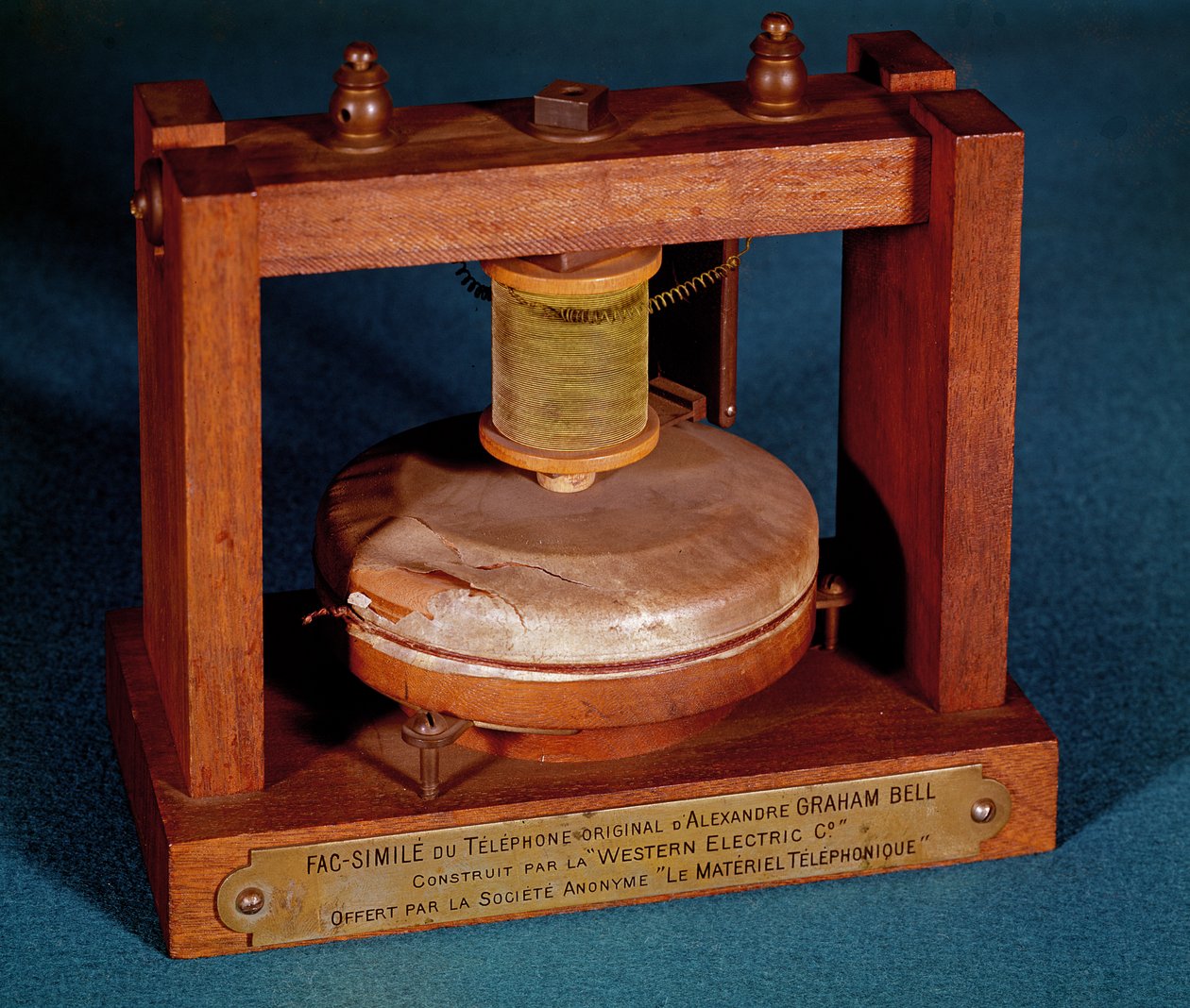 Fac-símile do telefone inventado por Alexander Graham Bell (1847-1922) feito pela Western Electric Company. de French School