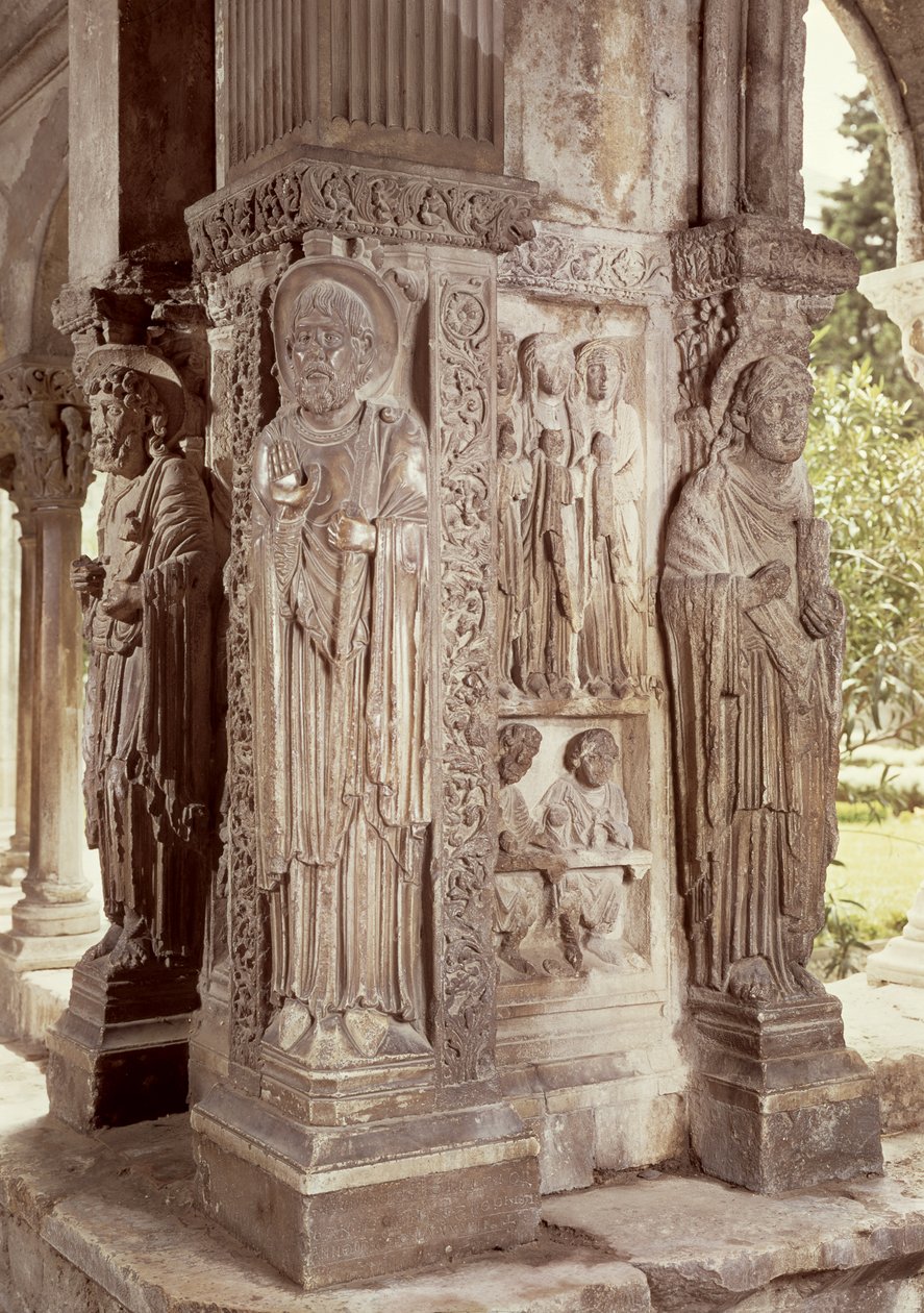 Figuras da SS. Peter, Trophime e John em um pilar no claustro de French School