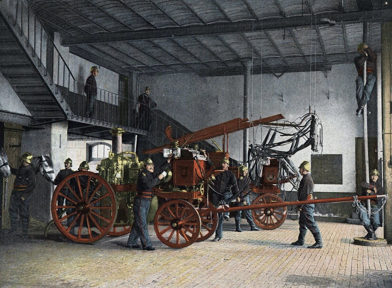 Bombeiros de Paris. Posto Central (Corpo de Bombeiros): Chamada para o fogo. No momento da chamada ao fogo, os guardas do estábulo trazem os cavalos do seu estábulo para a sua posição de engate, acima da qual os arreios pendurados serão todos sentados por  de French School