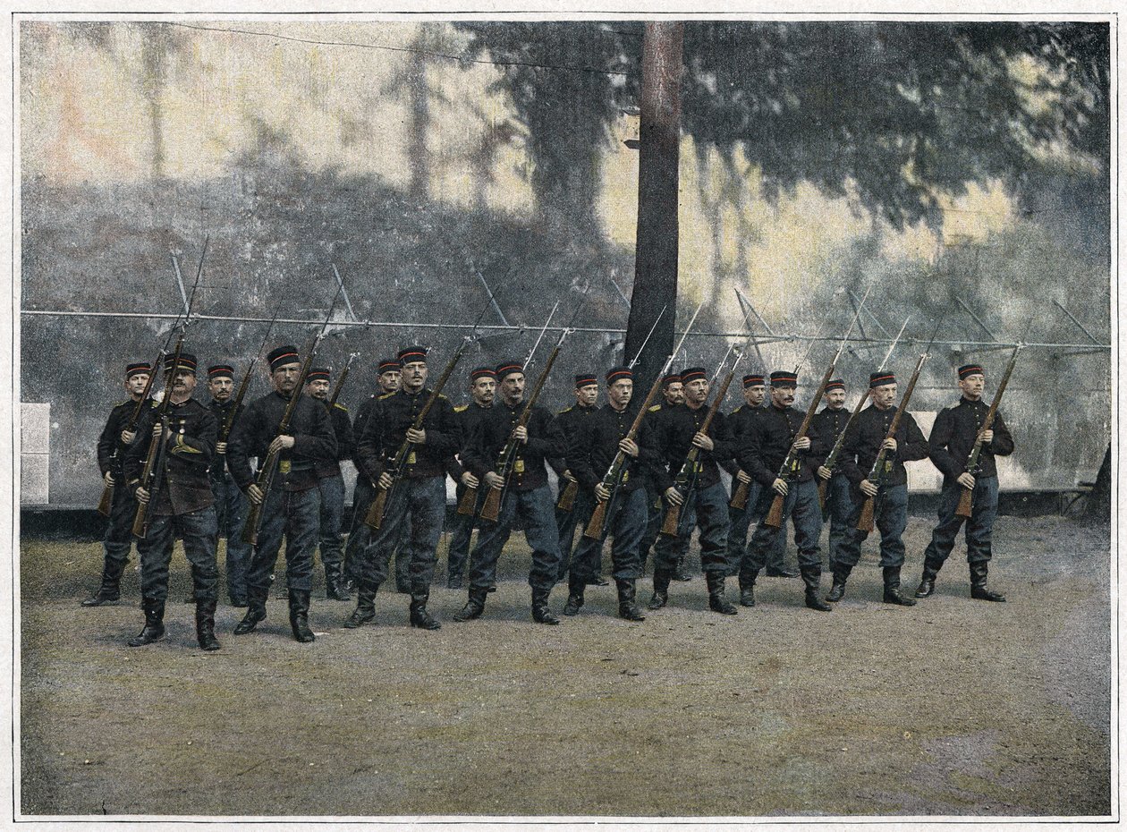 Bombeiros de Paris. Escola de Soldados. À chegada ao regimento, jovens soldados, chamados ou alistados voluntariamente, recebem treino de infantaria militar. São assim bem versados em todas as exigências da disciplina militar e melhor preparados para receb de French School