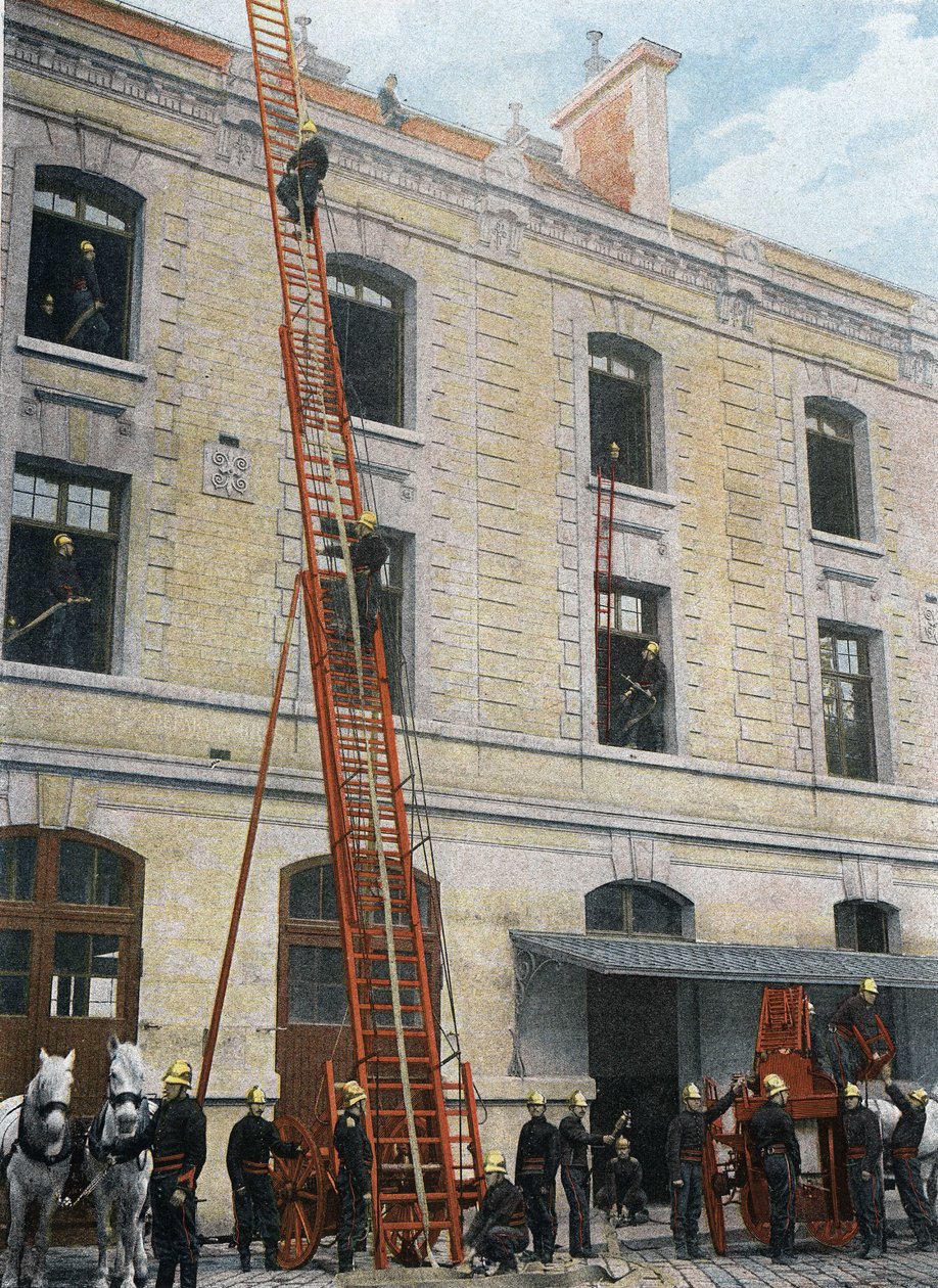 Bombeiros de Paris. A grande escada. A que trabalha no regimento, do sistema Gugumus, é arrastada por dois cavalos; no seu trem dianteiro estão o seu condutor e os três sapadores que devem manobrá-la. Ela pesa, sozinha, sem o trém dianteiro. de French School