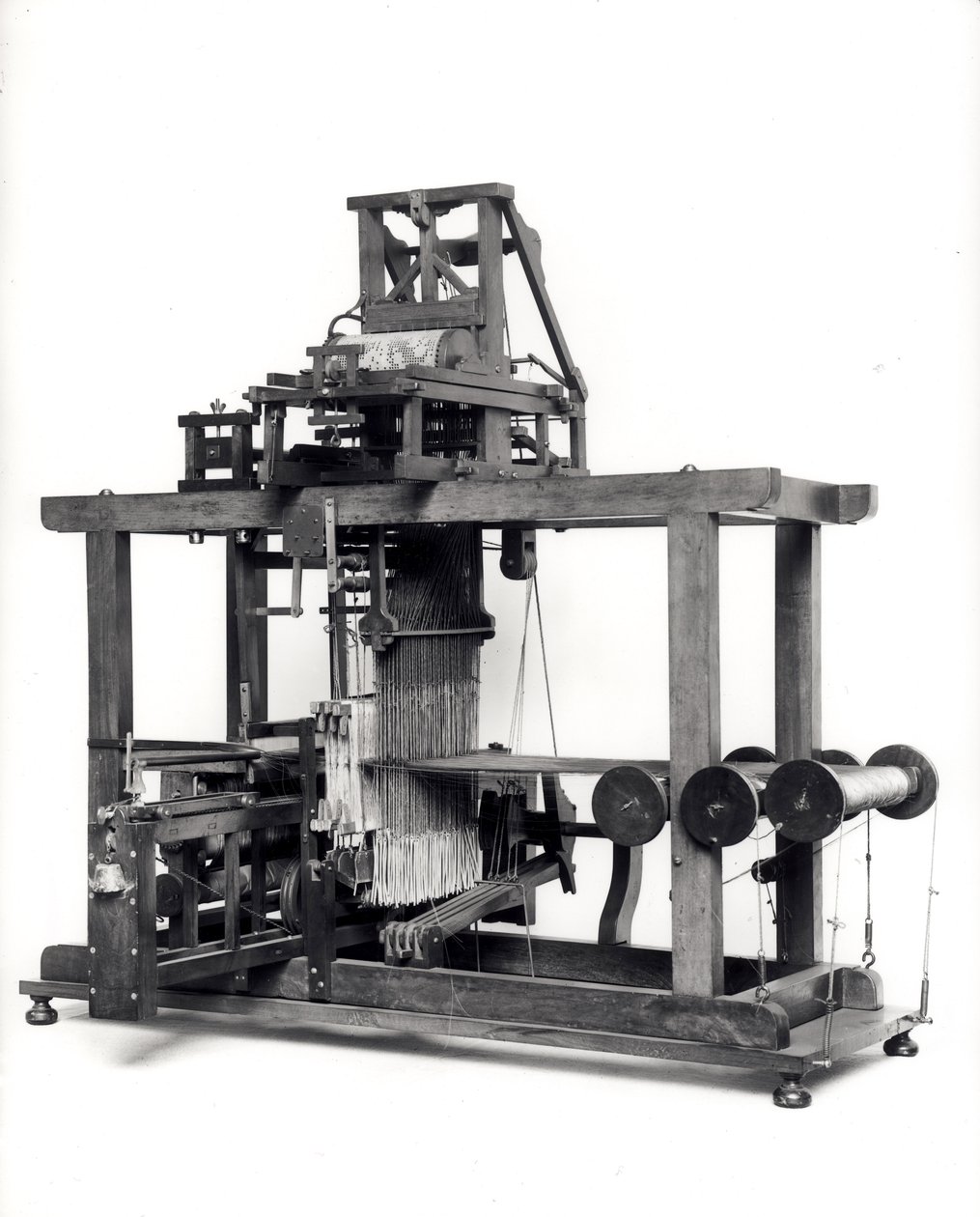 Primeiro tear totalmente automatizado inventado por Jacques de Vaucanson (1709-82) c.1745 de French School
