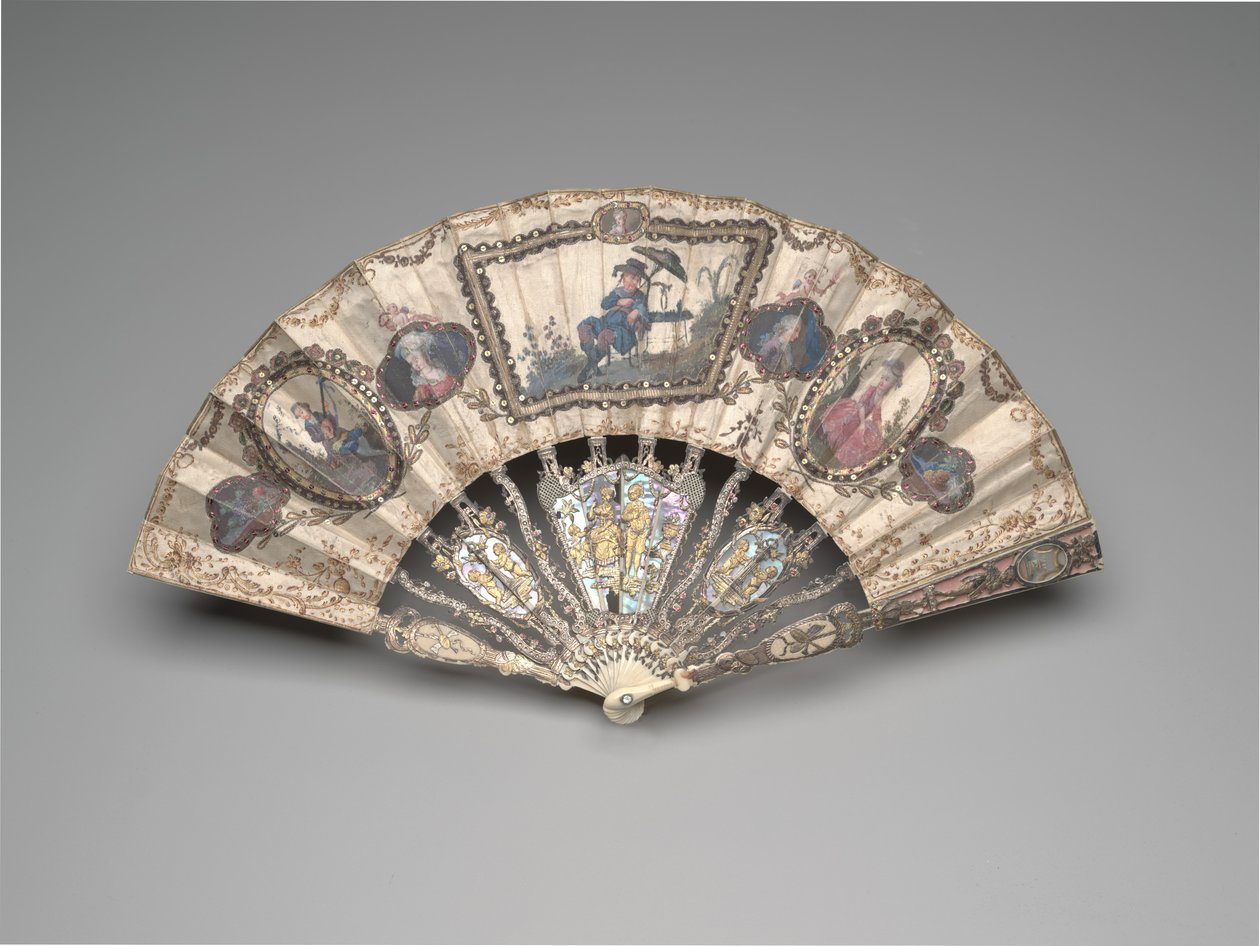 Leque dobrável com uma cena de chinoiserie, retratos, figuras pastorais e naturezas mortas, c.1780 (marfim, douramento, madrepérola, vidro ou cristal de rocha e gema de pasta (mais tarde)) de French School
