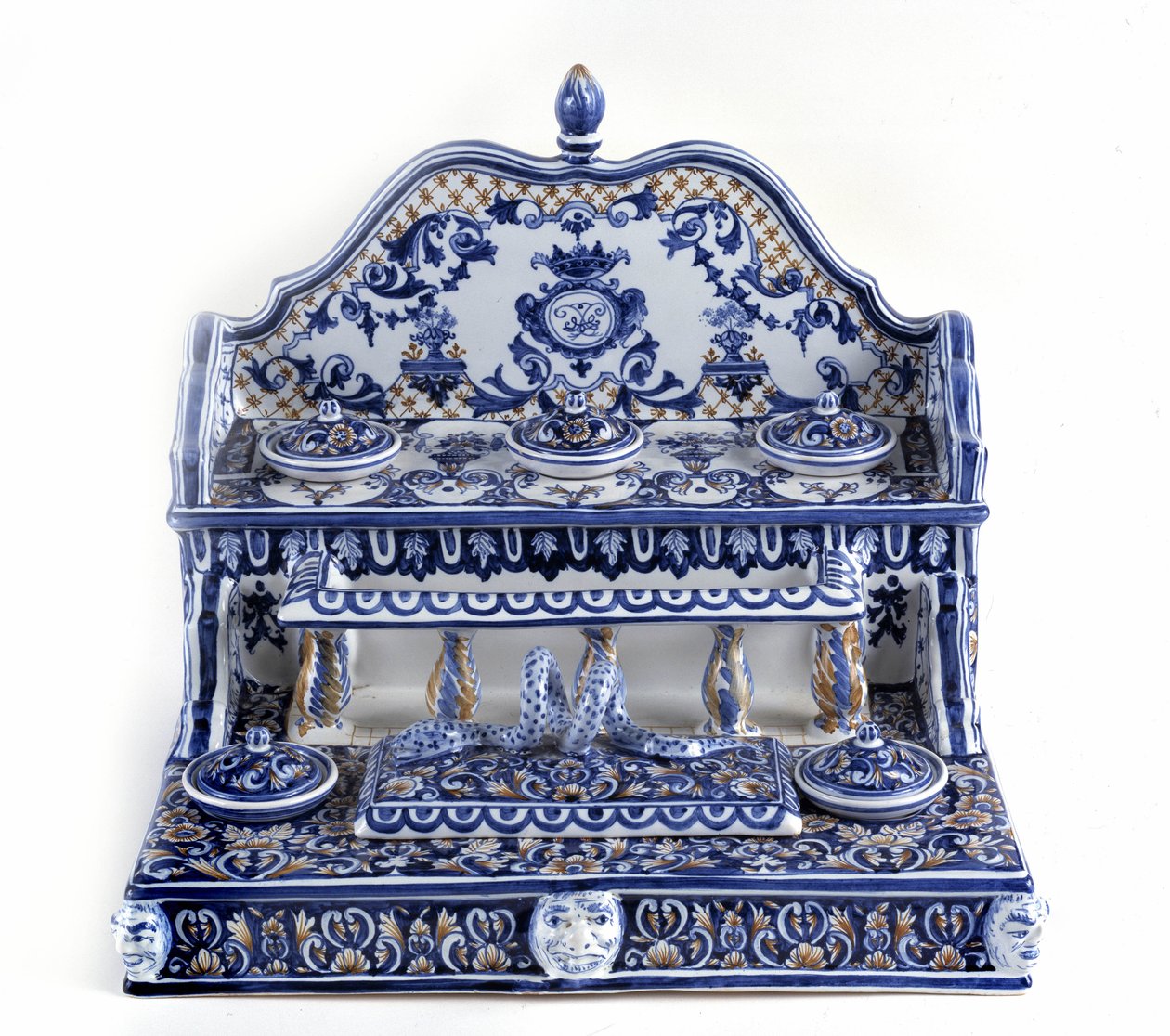 Caligrafia francesa: Escrita em porcelana de Gien, com um comprimento total de 40 centímetros, esta peça é muito representativa do século XVIII. Existem 5 tinteiros em duas fases, bem como um tabuleiro rectangular de ameixa. Paris, o museu da caneta. de French School