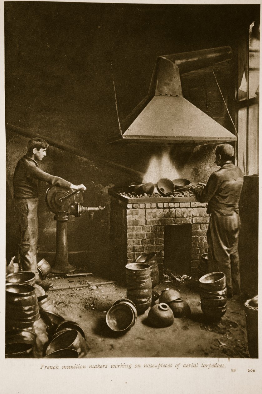Fabricantes franceses de munição trabalhando em peças de nariz de torpedos aéreos, 1914-19 de French School