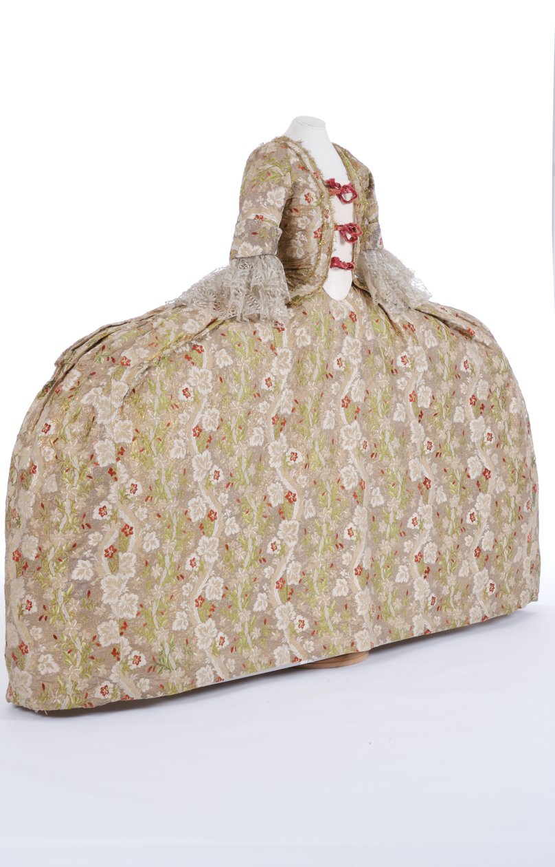 Vista frontal de um vestido de corte, de 1760 (seda e ouro francês e fio colorido) de French School
