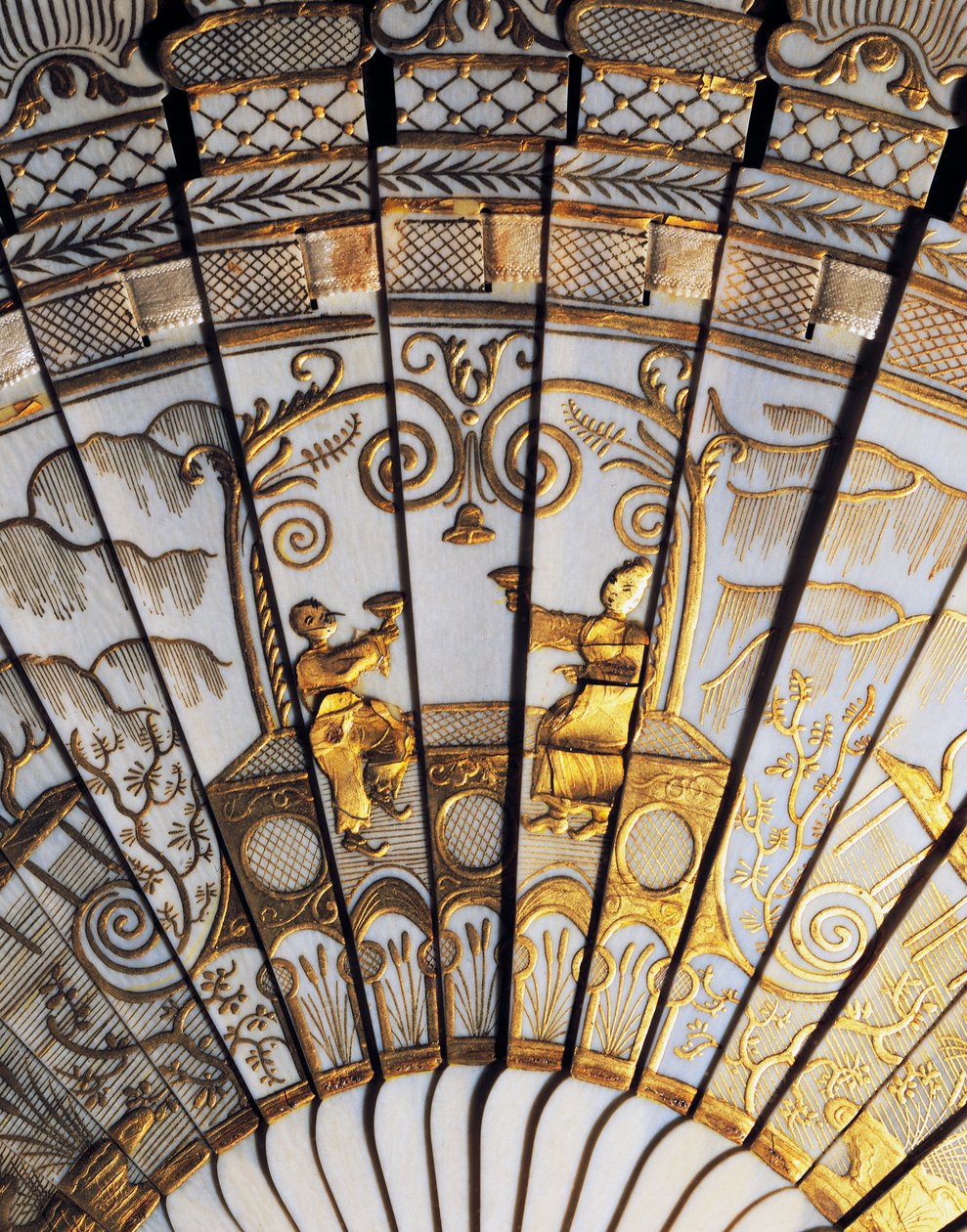 Ventilador de mão de brise de costela completa com chinoiserie em marfim, lantejoulas douradas e fita e tubos de cetim de seda de French School