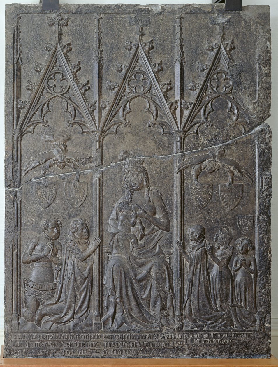 Estela funerária da família Sacquespee, do cemitério St. Nicaise em Arras, 1376 (pedra tournai) de French School