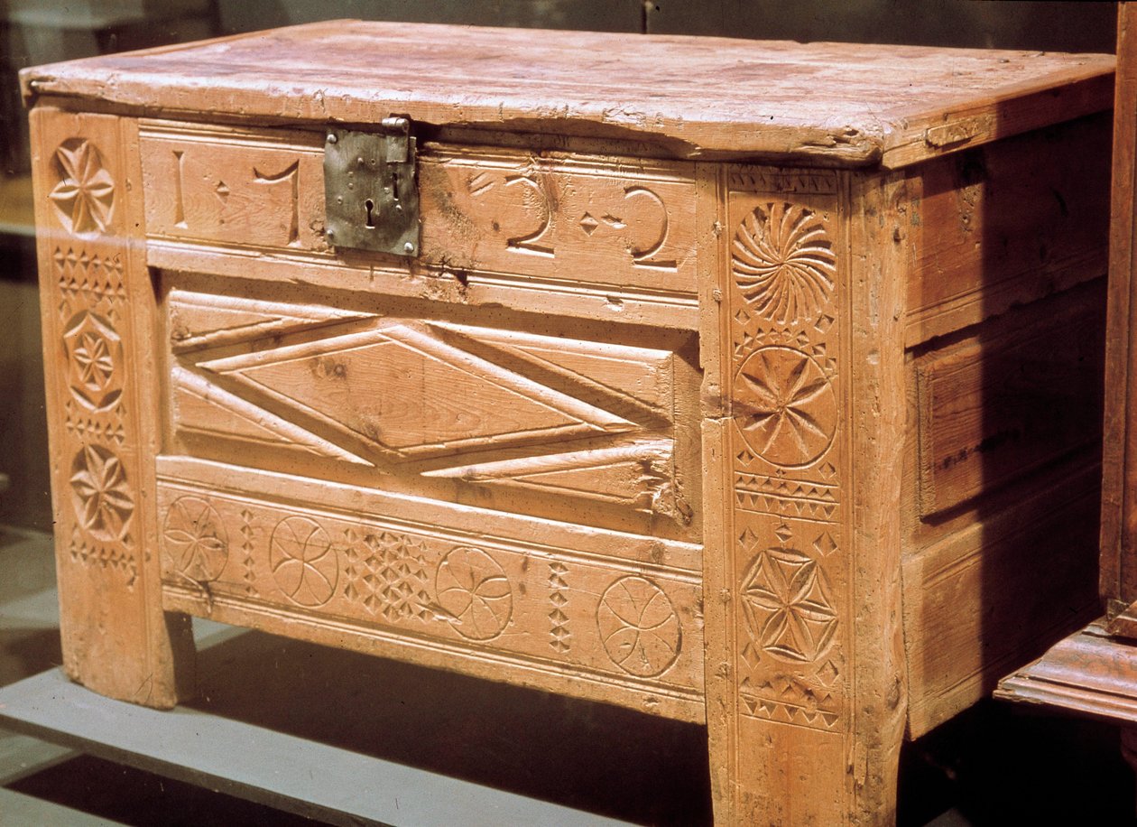Móveis: baú de camponeses esculpido usado para armazenar linho. 1722. Musee National des Arts et Traditions Populaire, Paris de French School