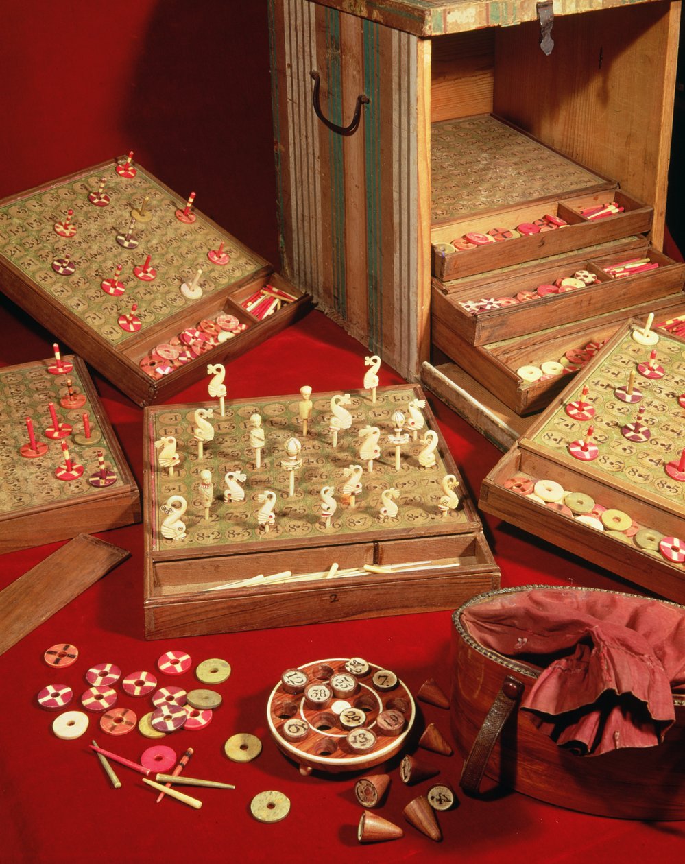 Game of Dauphin lotto inventado por Louis XIV (1638-1715) (madeira e marfim) de French School