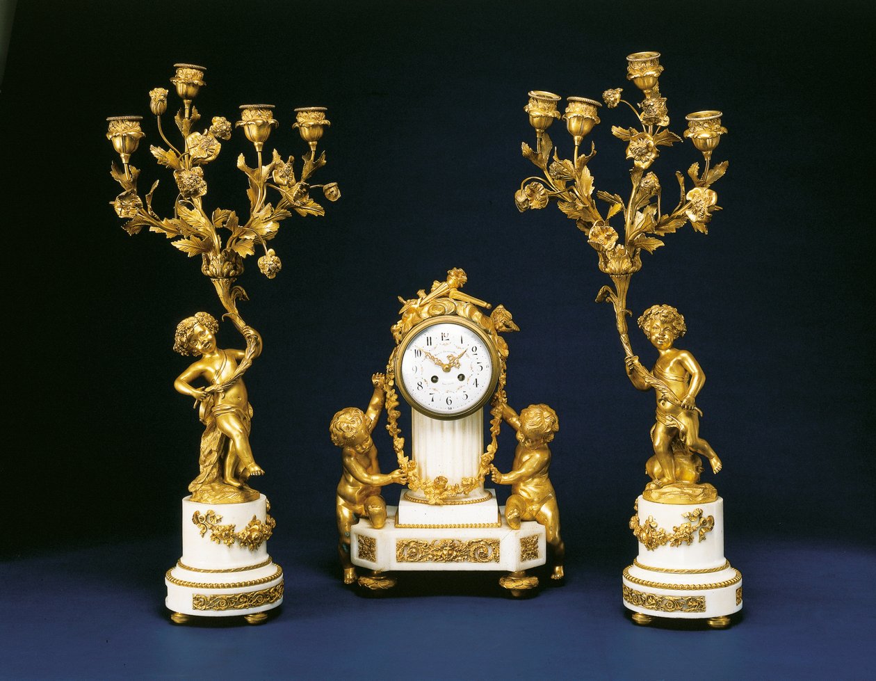 Garniture vendido a varejo por Black, Starr and Frost compreendendo um relógio de lareira e um par de candelabros de quatro luzes, c.1875-1900 de French School