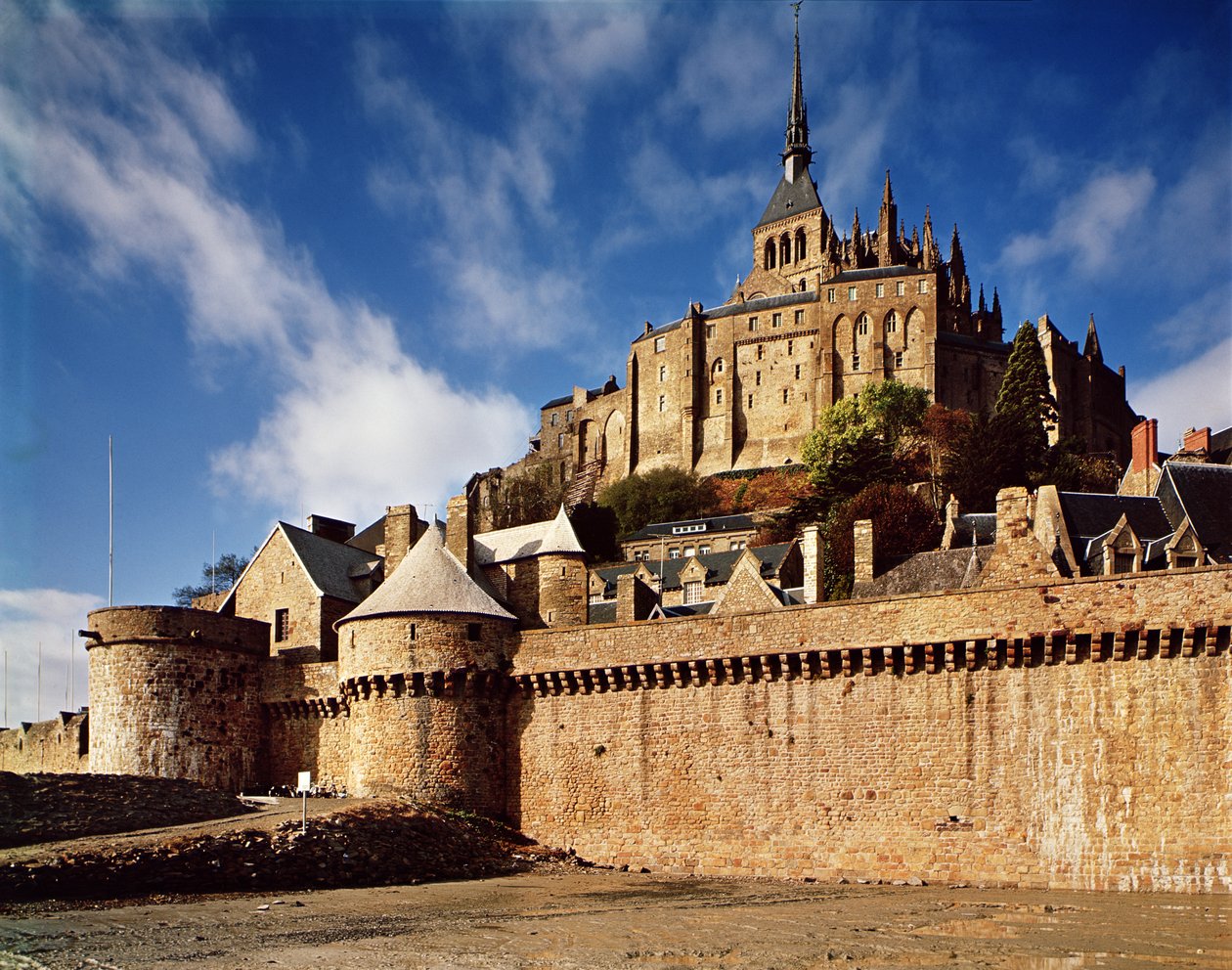 Vista geral da base das muralhas, 1203-68 | French School