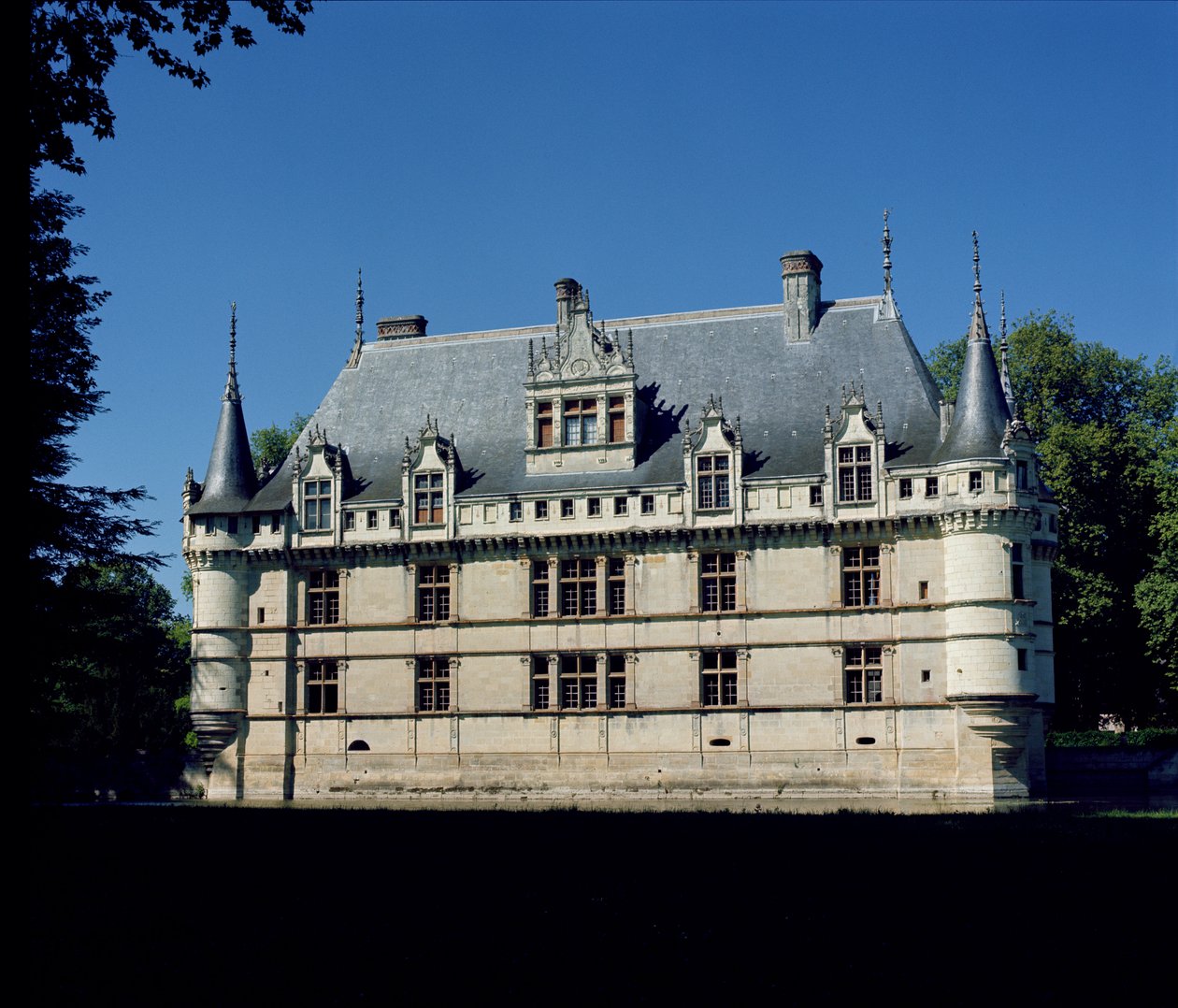 Vista geral do Chateau dAzay-le-Rideau, construído por Gilles Bertholet, 1518-27 de French School