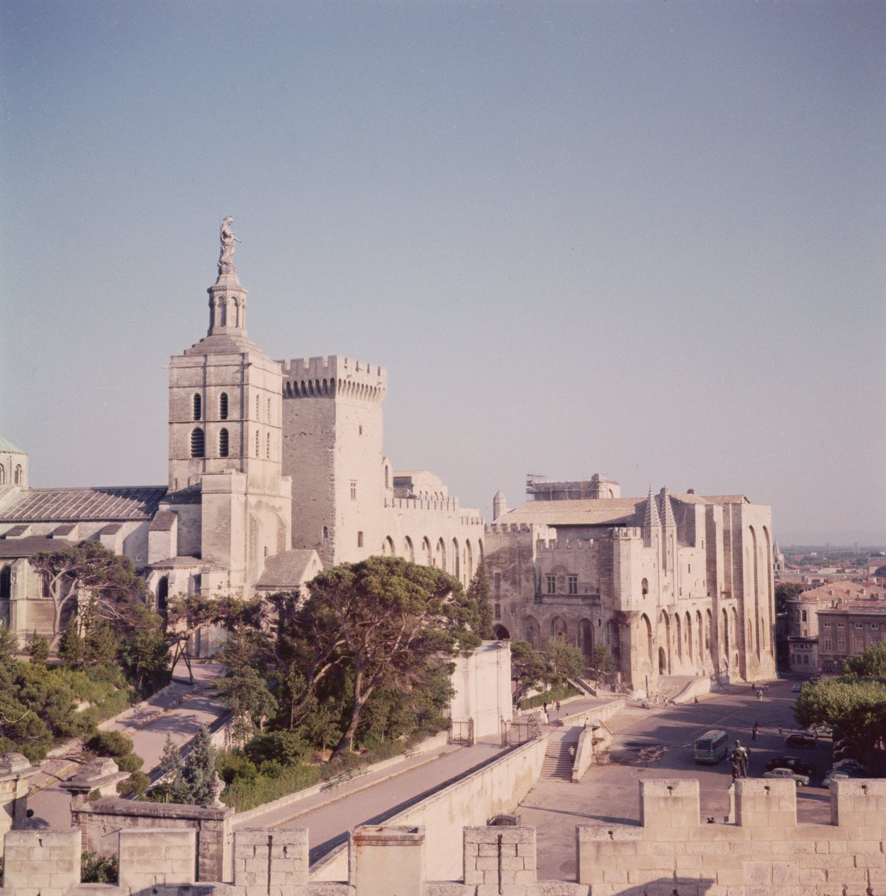 Vista geral do palácio de French School