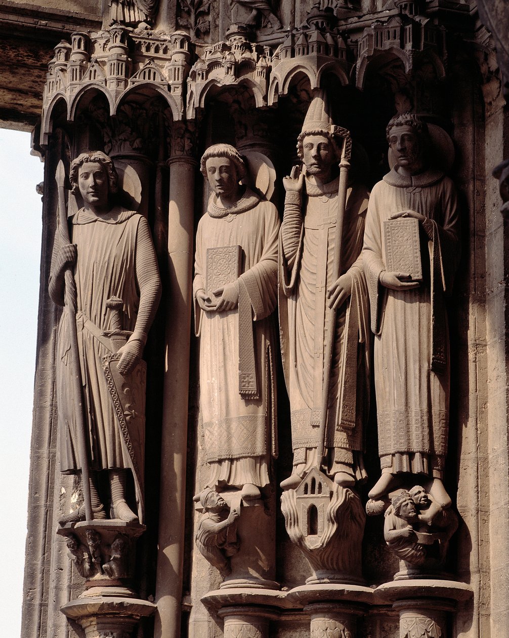 Arte Gótica: "Números de mártires, um santo Theodore à esquerda, um soldado romano" Baía do portal sul da Basílica de Notre Dame de Chartres de French School