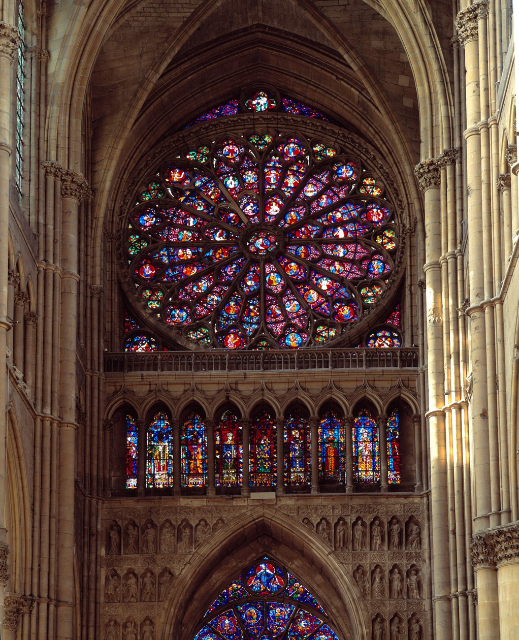 Arquitectura gótica: vista da roseta da Catedral de Notre-Dame (Notre Dame) de Reims feita no século XIII. Reims, Marne de French School