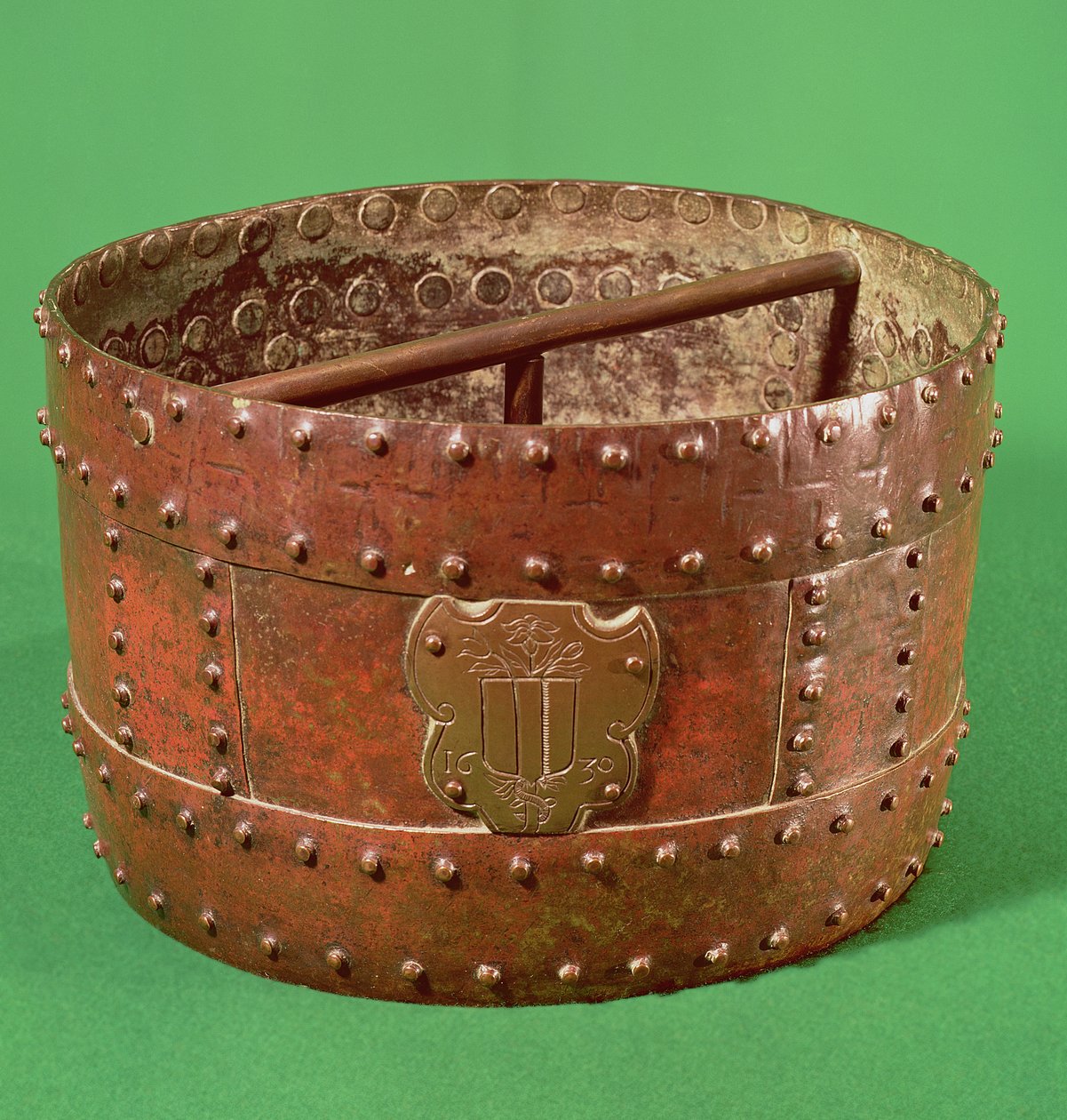 Medida de grão com o brasão de Senlis, 1630 (cobre) de French School