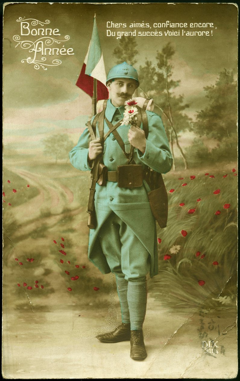 Cartão postal de boas-vindas para o ano de 1916. Um soldado que carrega a bandeira francesa com uma arma e humilha o perfume de um ramo de flores em uma paisagem campestre. Cartão postal colorido para os desejos do ano de 1916. de French School