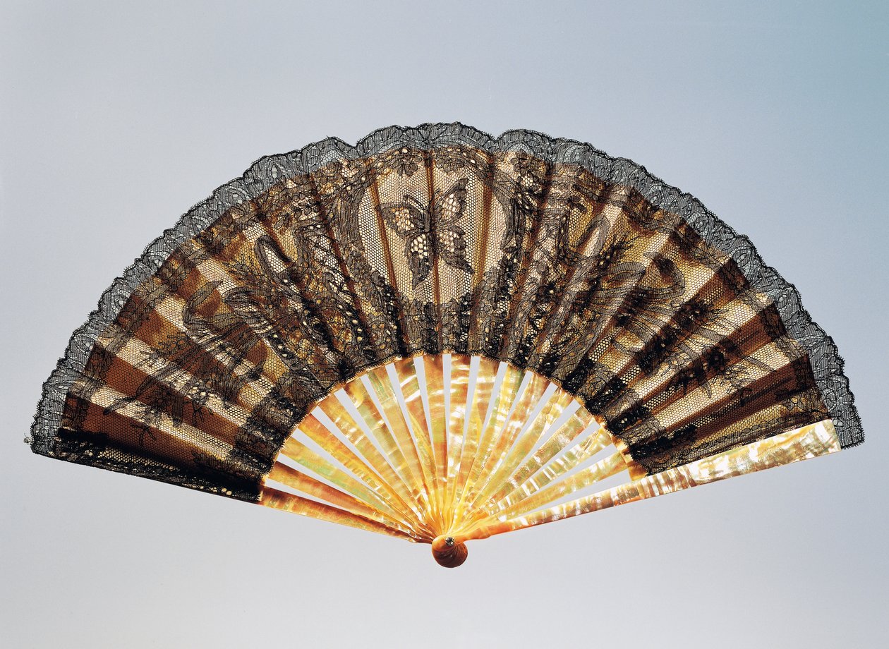 Ventilador de meia-lua com borboleta bordada, folha de seda clara em renda chantilly e costelas madrepérola de French School