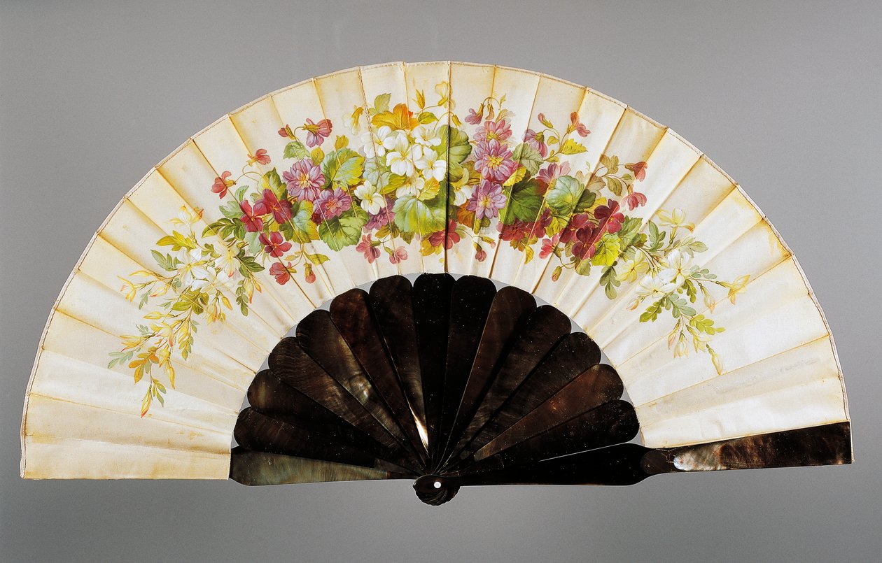 Fã de mão com motivos florais, seda pintada e madrepérola, criada por Felix Alexandre, Paris de French School