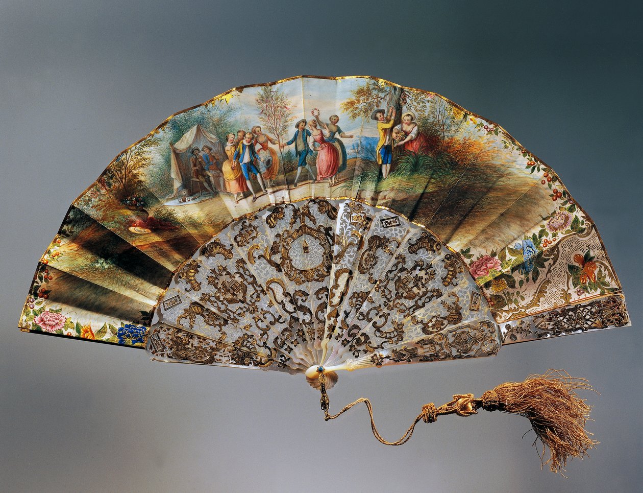 Ventilador de mão com cena de crianças brincando, folha de papel com litografia de aquarela e costelas de madrepérola de French School