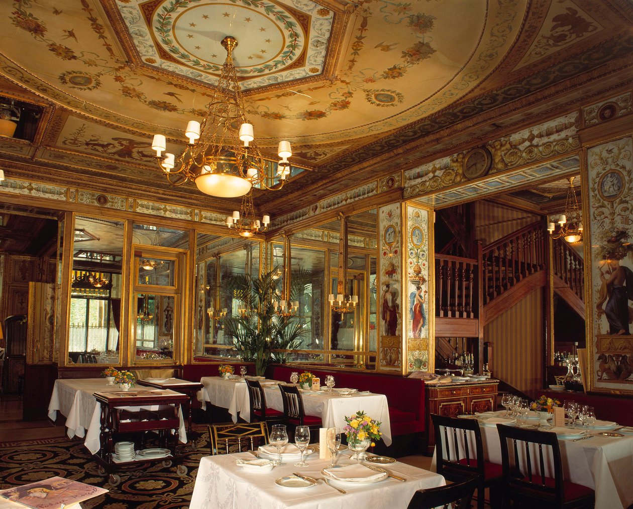 Vista interior do restaurante "Le Grand vefour" nos jardins do Palais Royal, realizado no século XVIII. Paris. de French School