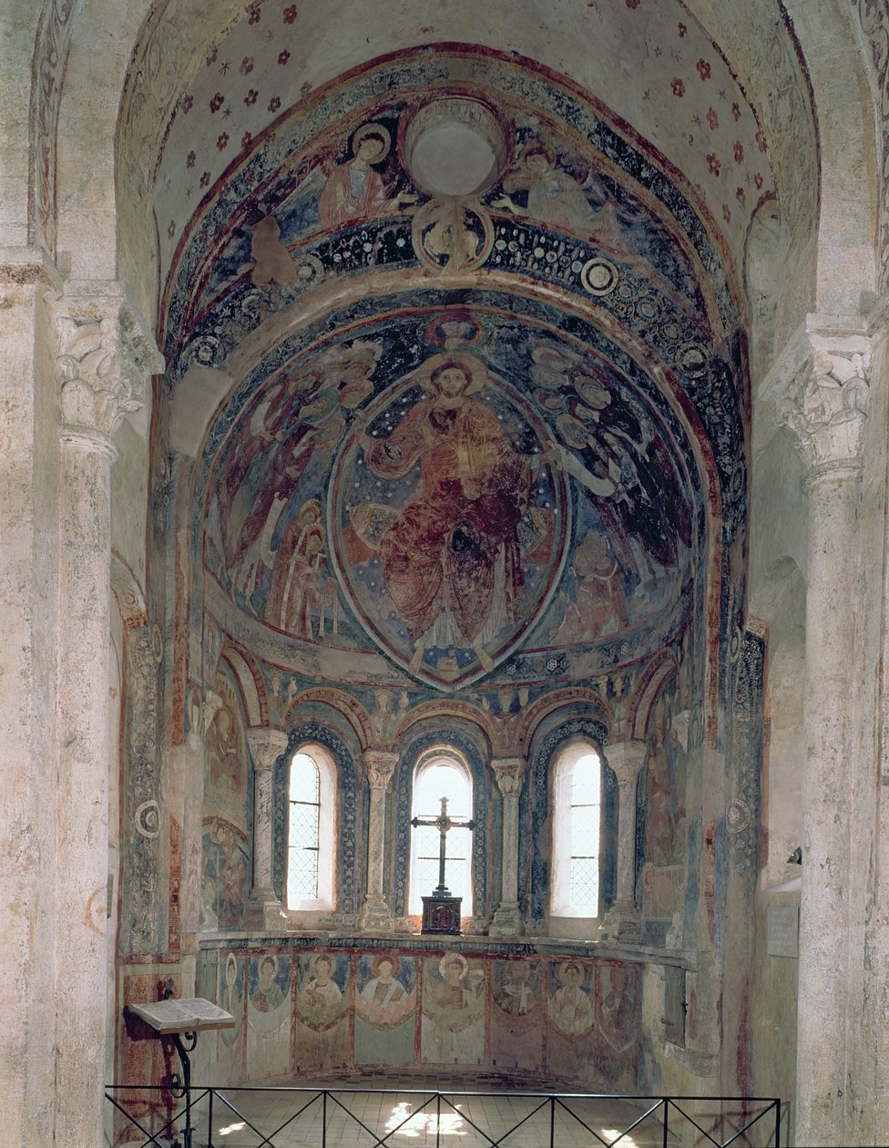 Vista interior da abside com um afresco representando Cristo dando a lei a São Pedro na presença de santos e apóstolos de French School
