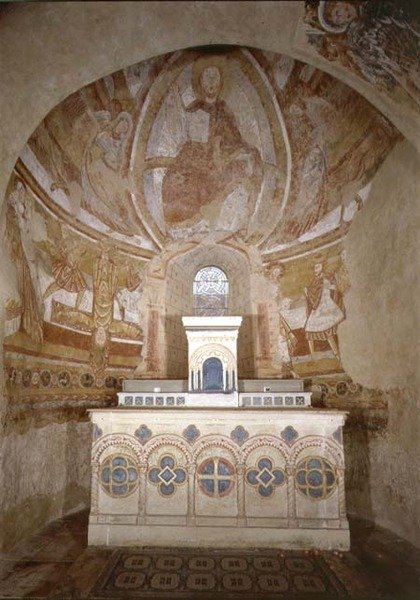 Vista interior do coro com Cristo em Majestade, a Crucificação de Pedro e outras cenas (fresco) de French School