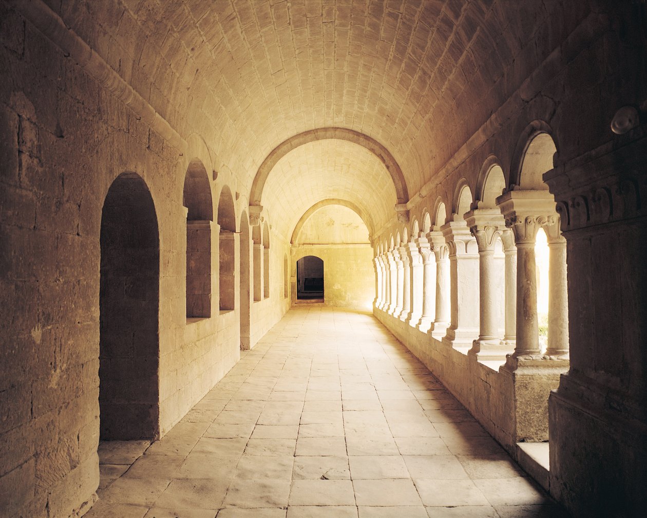Vista interior do claustro, fundada em 1148 de French School