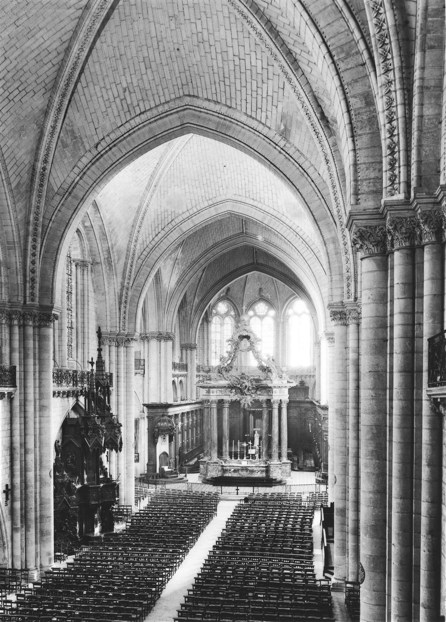Vista interior da nave e do coro, c.1150-1250 de French School