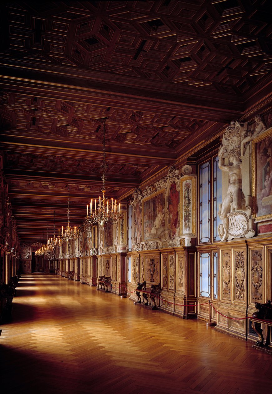 Vista interna da galeria François I em Fontainebleau. Trabalho em madeira e murais da Escola Fontainebleau de French School