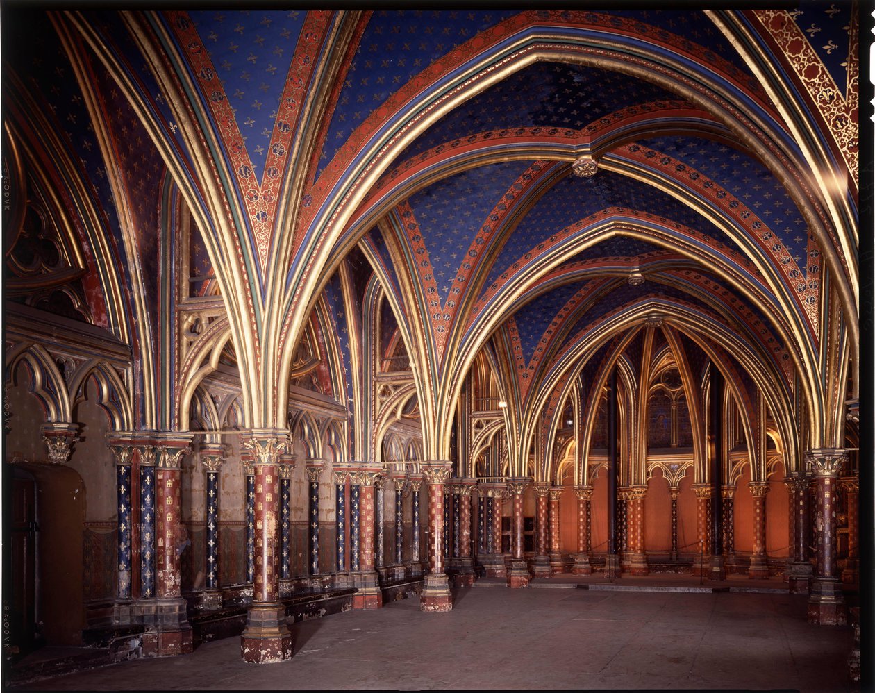 Vista interna da capela inferior da capela sagrada (1245 - 1248) em Paris, França de French School
