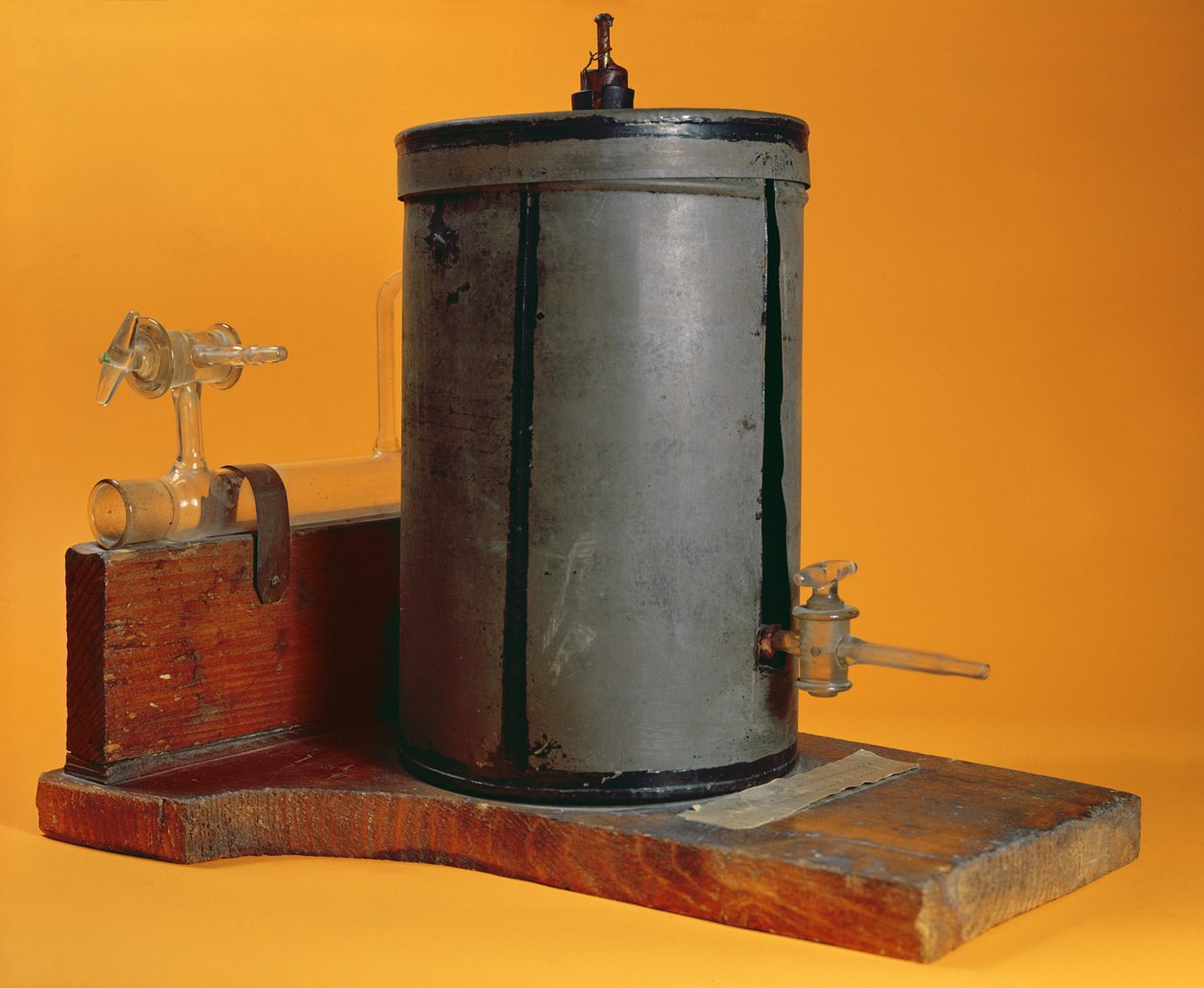 Câmara de ionização concebida por Marie Curie (1867-1934) c.1897 de French School