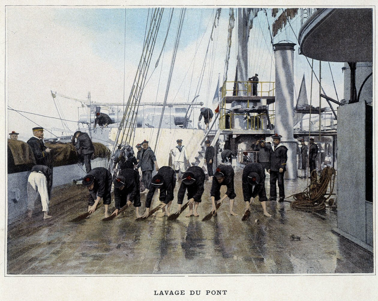 Lavagem do convés - em "Album militaire - Marine: La vie à bord". de French School