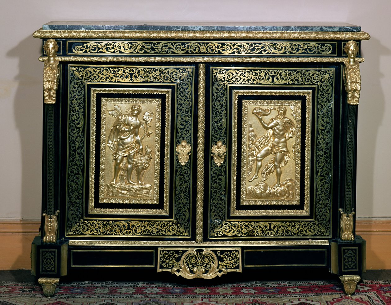 Armário estilo Louis XIV, portas decoradas com trabalhos boulle e relevos ormolu de French School