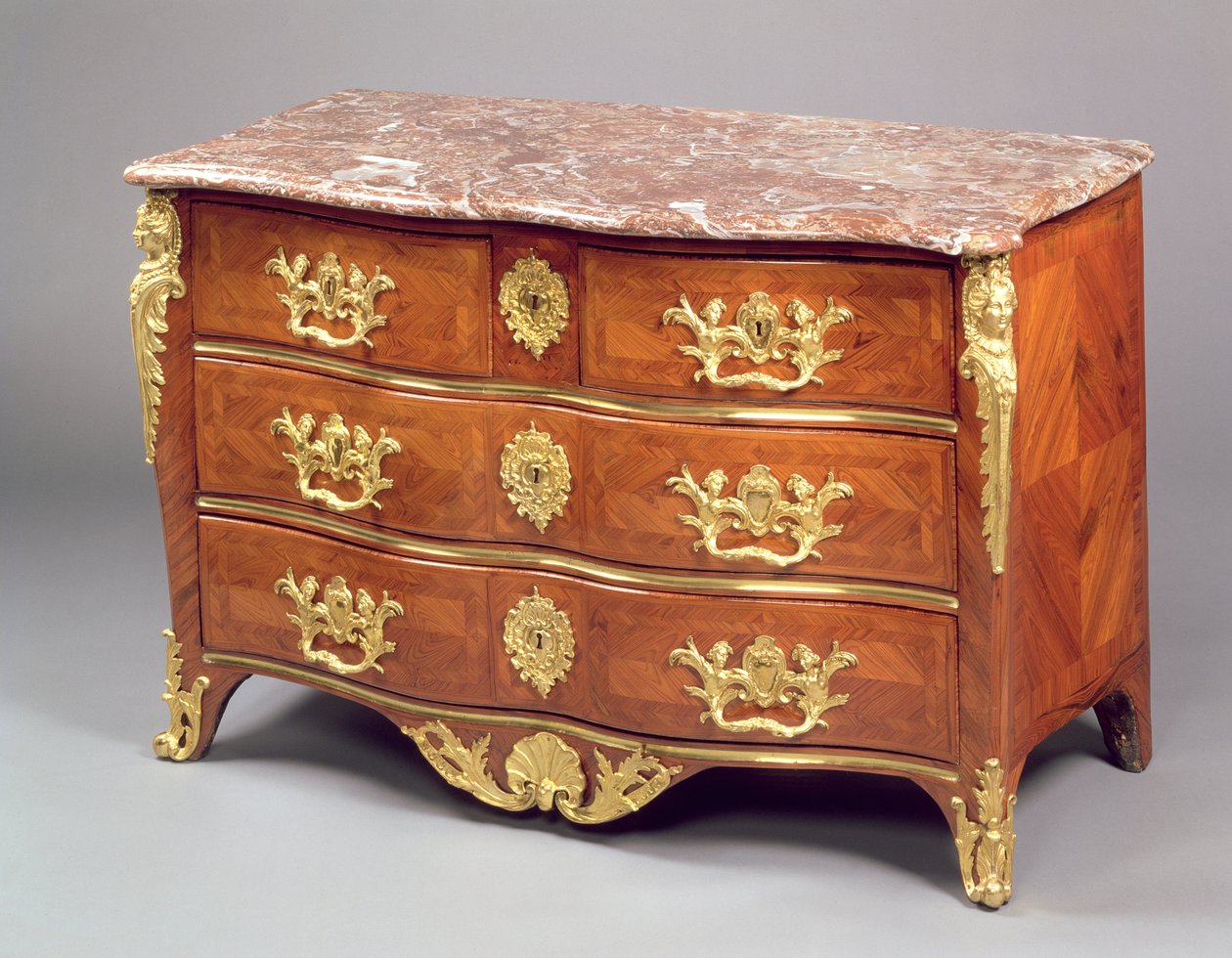 Louis XV Commode por François Garnier c.1730 (ormolu e marchetaria em tulipwood) de French School