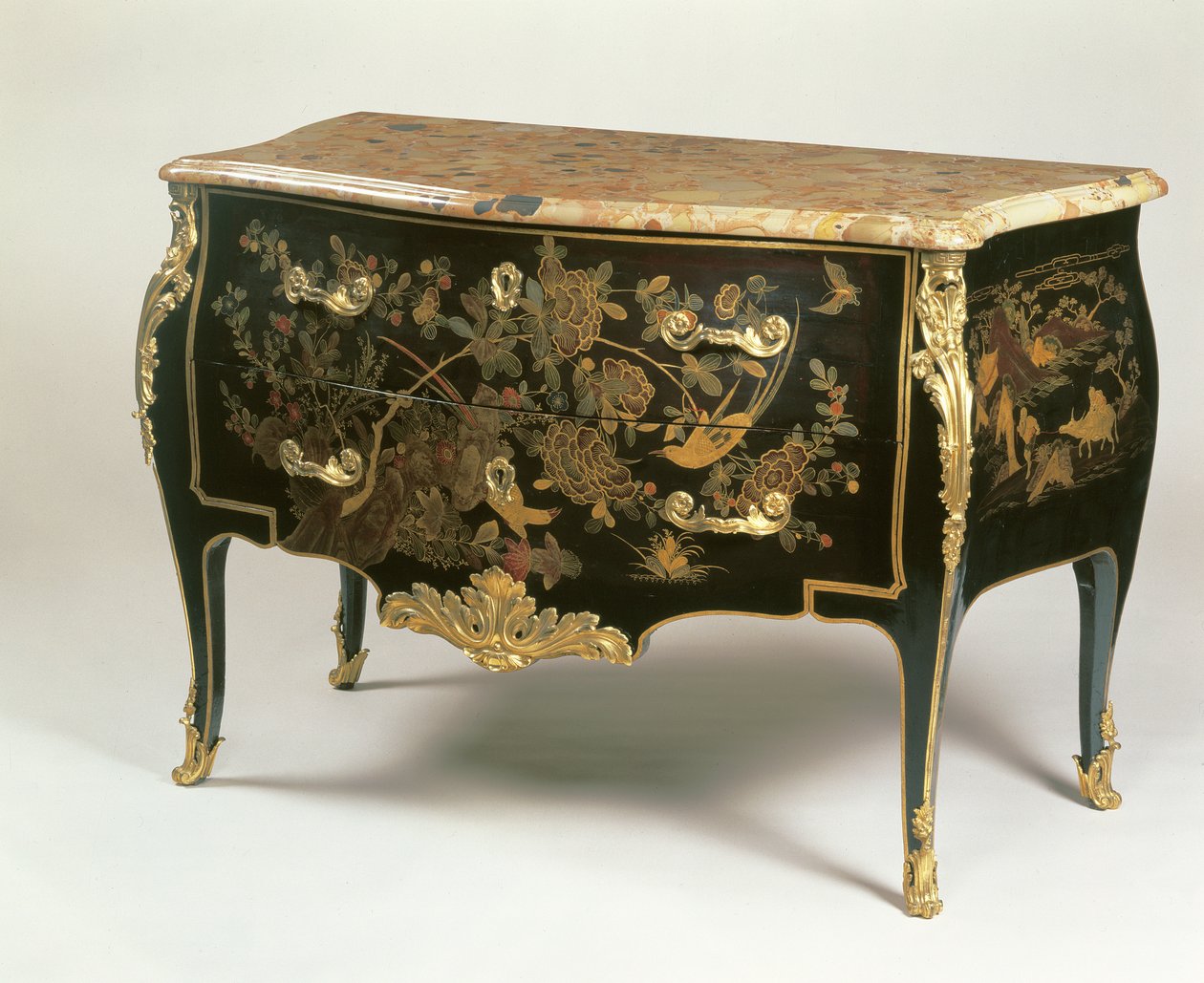 Louis XV Commode à maneira de Macret, c.1765 (madeira com laca preta, dourada e policromada montada em ormolu) de French School
