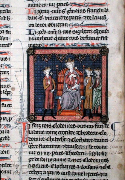 MS.782 Childerico II (c.650-675), Clodomir (c.495-524) e possivelmente Teodorico, representados sob a proteção do Rei Clotário I (c.497-561), sentado em um trono, miniatura do Chroniques de Saint-Denis (velino) de French School
