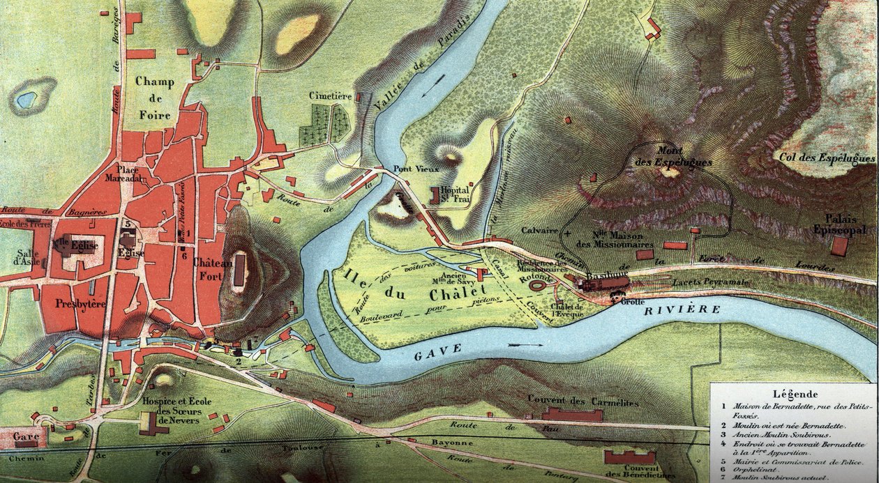 Mapa do país de Lourdes em 1877: mostra a localização da casa de Bernadette Soubirous, a caverna onde ela teria visto a Virgem Maria, assim como a basílica, os conventos dos Carmelitas e Beneditinos e o Palácio Episcopal. Alto Pirinéu de French School
