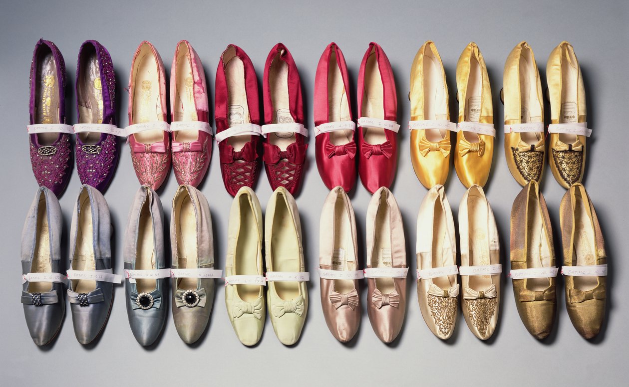 Sapatos Mary Chamberlains, 1890 (cetim de seda) de French School