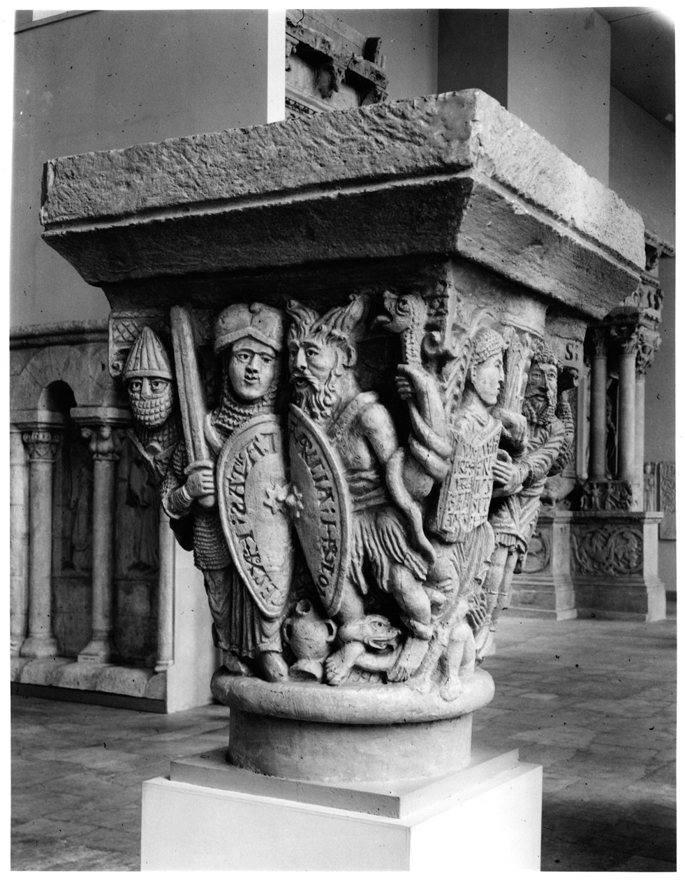 Misericórdia contra a avareza, capital que representa a luta dos vícios contra as virtudes, da igreja de Notre-Dame-du-Port, Clermont-Ferrand (gesso de pedra) (por outro lado, ver 20 de French School