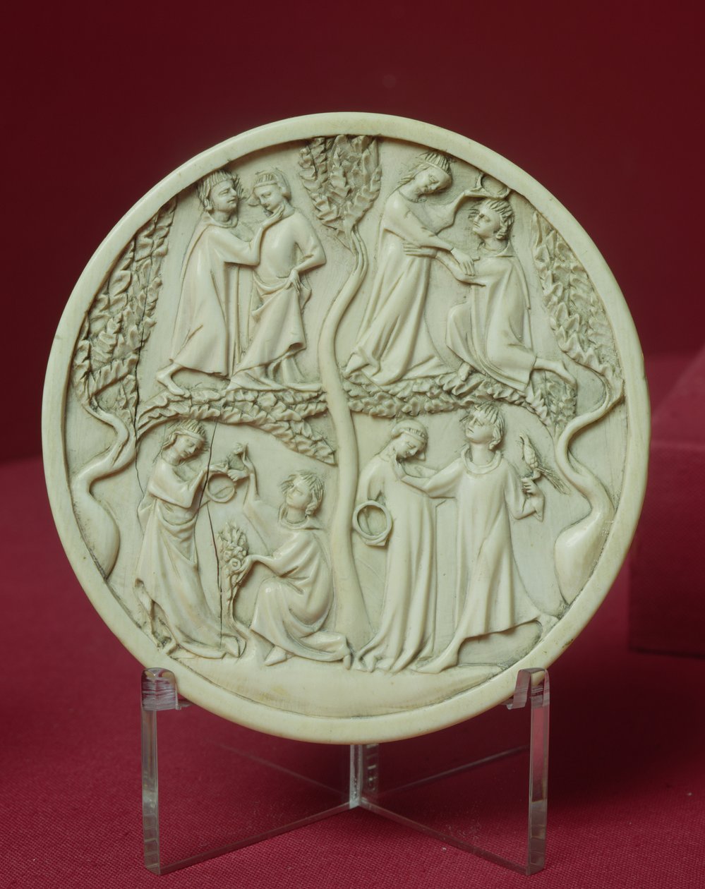 Espelho retratando cenas da corte, c.1320-30 (ver também 206960) de French School
