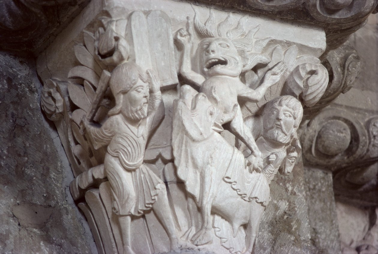 Moisés e o Bezerro de Ouro, alívio de capital, c.1130 de French School