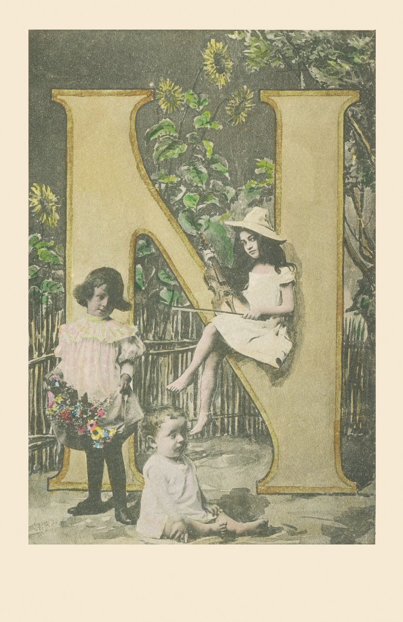 N: Uma menina segurando um violino, outra carregando flores, um bebê sentado de French School