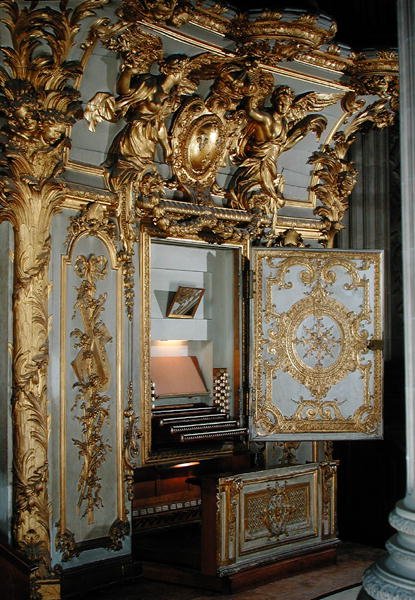 Órgão com a porta aberta, na capela (metal dourado e estuque) de French School